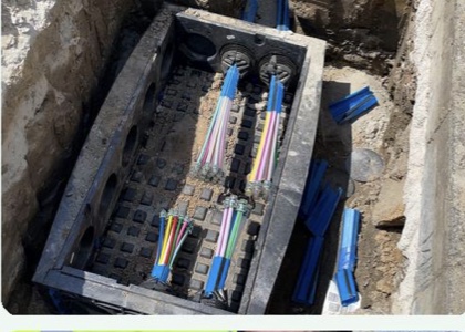 Underground fiber distribution point with microduct bundles